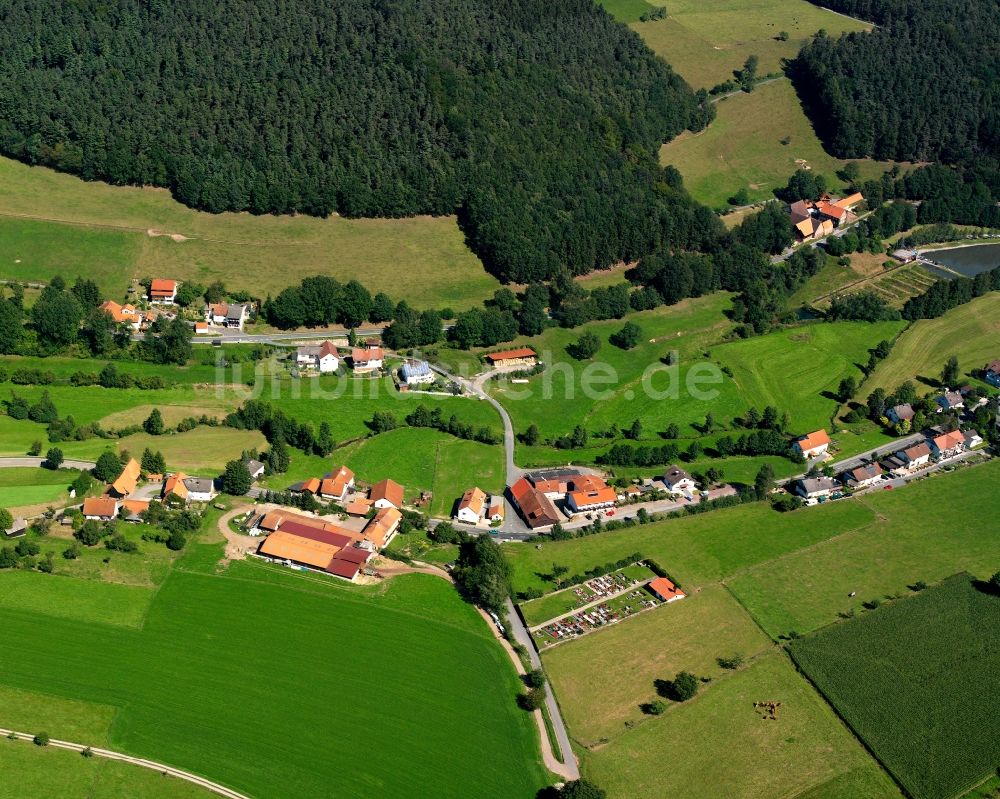 Hüttenthal aus der Vogelperspektive: Dorf - Ansicht am Rande Waldgebieten in Hüttenthal im Bundesland Hessen, Deutschland