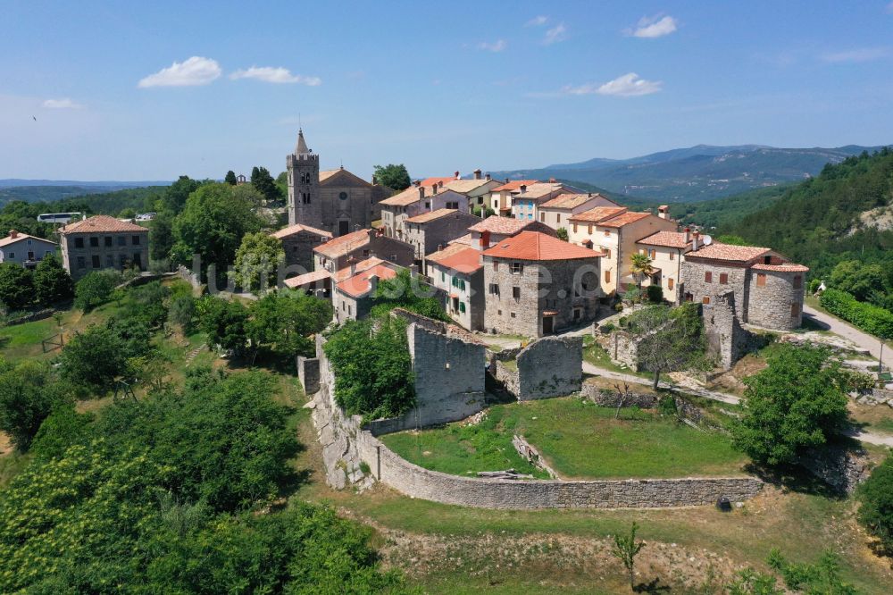 Luftbild Hum - Dorf - Ansicht am Rande von Waldgebieten in Hum in Istrien - Istarska zupanija, Kroatien