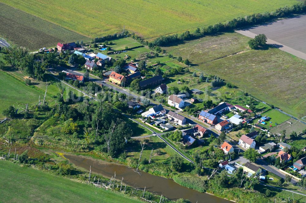 Luftbild Iserbegka - Dorf - Ansicht am Rande von Waldgebieten in Iserbegka im Bundesland Sachsen-Anhalt, Deutschland