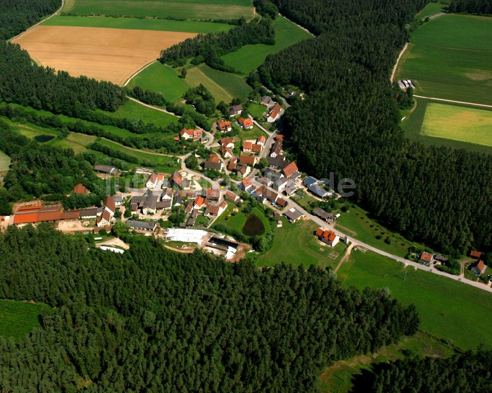 Ismannsdorf aus der Vogelperspektive: Dorf - Ansicht am Rande Waldgebieten in Ismannsdorf im Bundesland Bayern, Deutschland