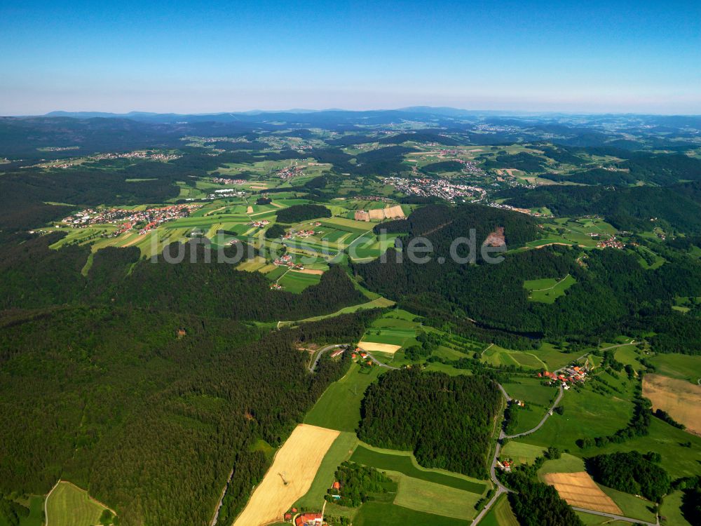 Judenhof von oben - Dorf - Ansicht am Rande von Waldgebieten in Judenhof im Bundesland Bayern, Deutschland