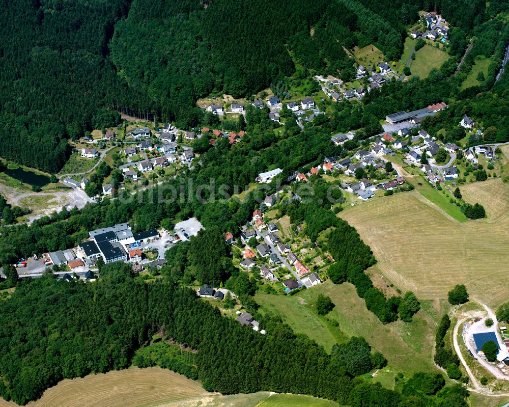 Luftaufnahme Kierspe - Dorf - Ansicht am Rande von Waldgebieten in Kierspe im Bundesland Nordrhein-Westfalen, Deutschland