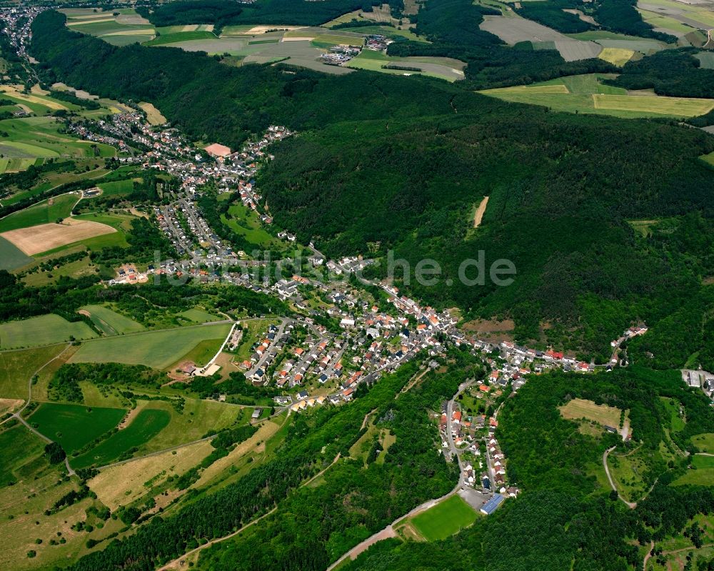 Kirchenbollenbach aus der Vogelperspektive: Dorf - Ansicht am Rande Waldgebieten in Kirchenbollenbach im Bundesland Rheinland-Pfalz, Deutschland