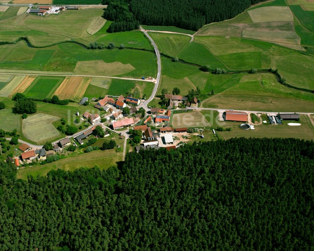 Luftaufnahme Kirschendorf - Dorf - Ansicht am Rande Waldgebieten in Kirschendorf im Bundesland Bayern, Deutschland