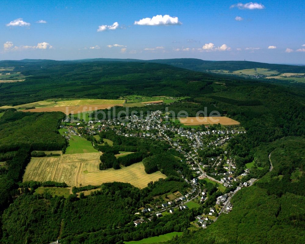 Kirschweiler aus der Vogelperspektive: Dorf - Ansicht am Rande Waldgebieten in Kirschweiler im Bundesland Rheinland-Pfalz, Deutschland