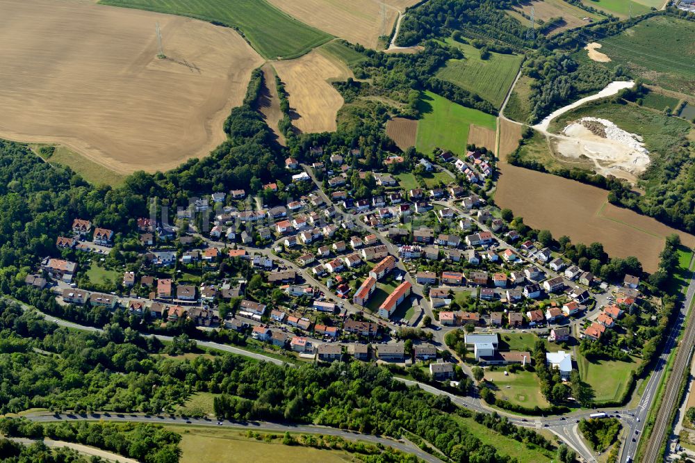 Luftaufnahme Kleinochsenfurt - Dorf - Ansicht am Rande von Waldgebieten in Kleinochsenfurt im Bundesland Bayern, Deutschland