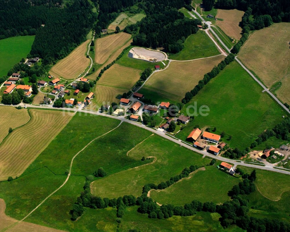 Klinglbach von oben - Dorf - Ansicht am Rande Waldgebieten in Klinglbach im Bundesland Bayern, Deutschland