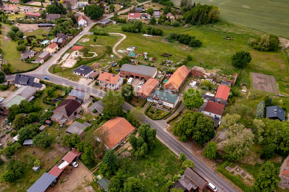 Klobbicke aus der Vogelperspektive: Dorf - Ansicht am Rande Waldgebieten in Klobbicke im Bundesland Brandenburg, Deutschland