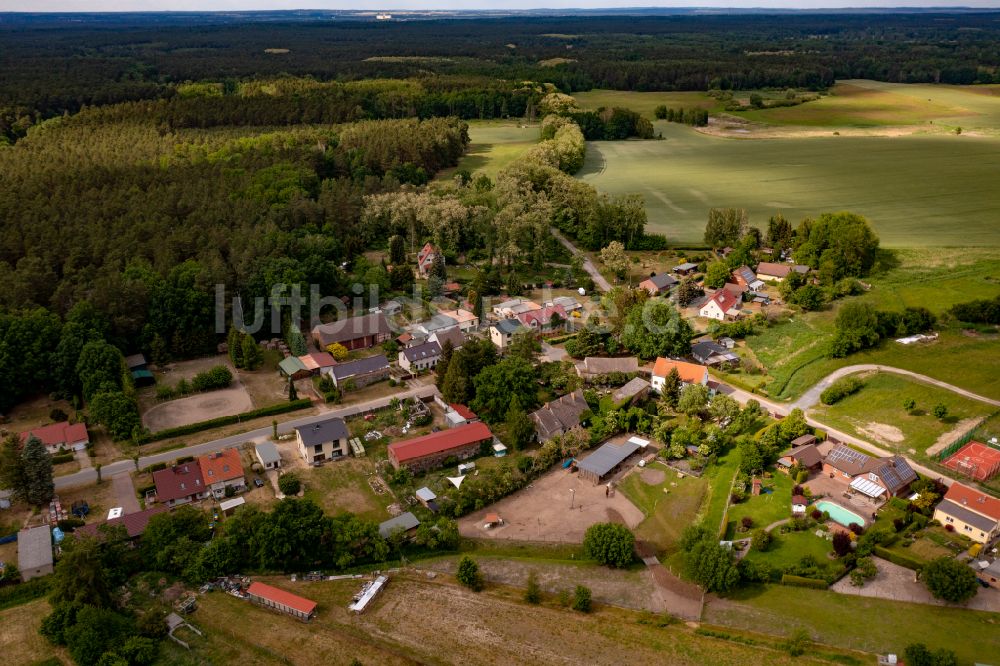 Klobbicke aus der Vogelperspektive: Dorf - Ansicht am Rande Waldgebieten in Klobbicke im Bundesland Brandenburg, Deutschland