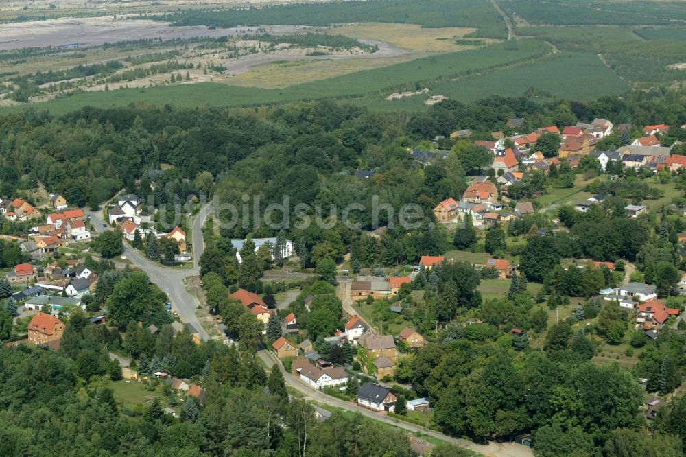 Kostebrau von oben - Dorf - Ansicht am Rande Waldgebieten in Kostebrau im Bundesland Brandenburg, Deutschland