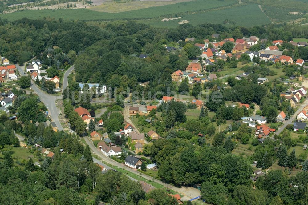 Kostebrau aus der Vogelperspektive: Dorf - Ansicht am Rande Waldgebieten in Kostebrau im Bundesland Brandenburg, Deutschland