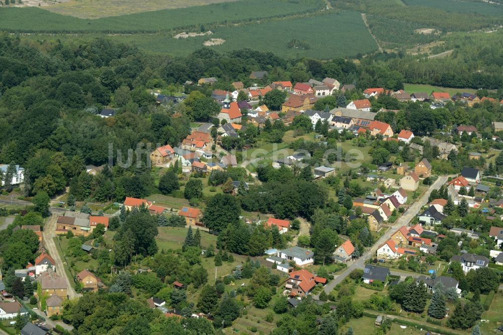 Luftbild Kostebrau - Dorf - Ansicht am Rande Waldgebieten in Kostebrau im Bundesland Brandenburg, Deutschland