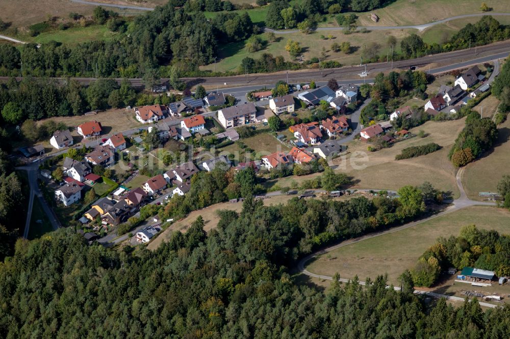 Krommenthal aus der Vogelperspektive: Dorf - Ansicht am Rande von Waldgebieten in Krommenthal im Bundesland Bayern, Deutschland