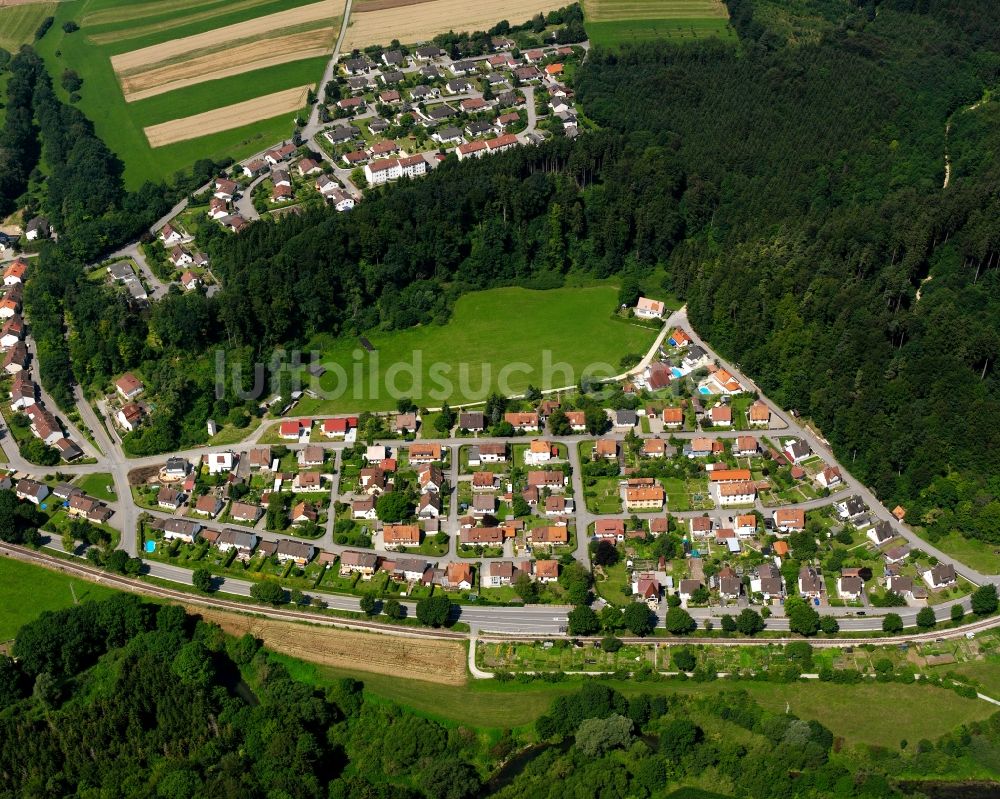 Laucherthal von oben - Dorf - Ansicht am Rande Waldgebieten in Laucherthal im Bundesland Baden-Württemberg, Deutschland