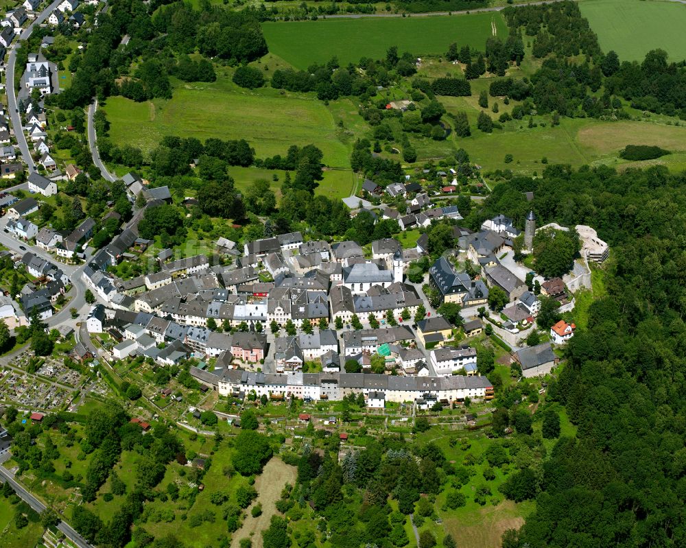 Lichtenberg aus der Vogelperspektive: Dorf - Ansicht am Rande von Waldgebieten in Lichtenberg im Bundesland Bayern, Deutschland