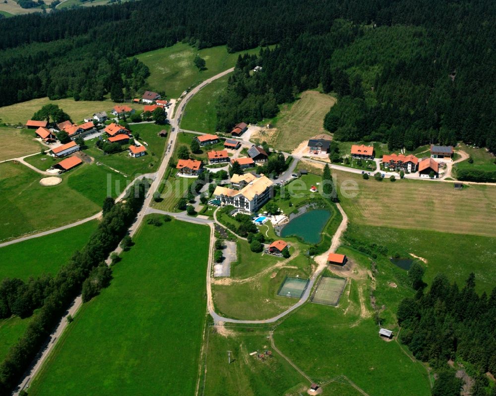 Luftaufnahme Maibrunn - Dorf - Ansicht am Rande Waldgebieten in Maibrunn im Bundesland Bayern, Deutschland