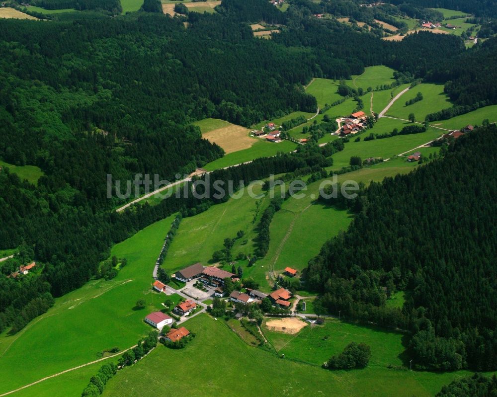 Luftaufnahme Maierhof - Dorf - Ansicht am Rande Waldgebieten in Maierhof im Bundesland Bayern, Deutschland