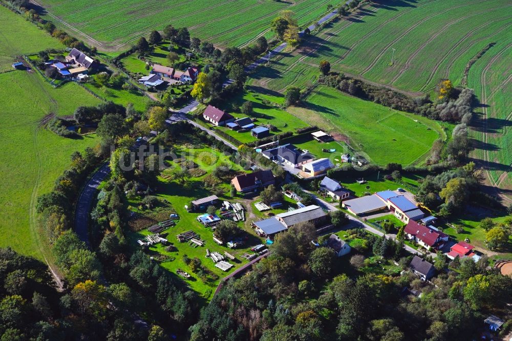 Marnitz aus der Vogelperspektive: Dorf - Ansicht am Rande Waldgebieten in Marnitz im Bundesland Mecklenburg-Vorpommern, Deutschland