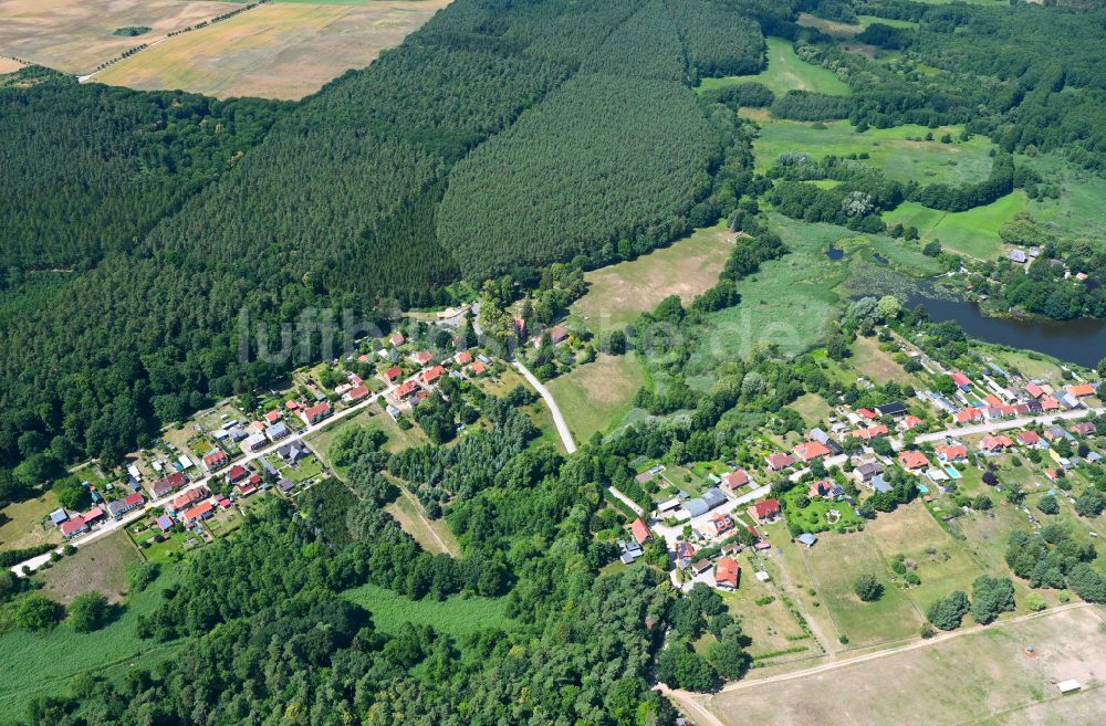 Mühl Rosin aus der Vogelperspektive: Dorf - Ansicht am Rande von Waldgebieten in Mühl Rosin im Bundesland Mecklenburg-Vorpommern, Deutschland