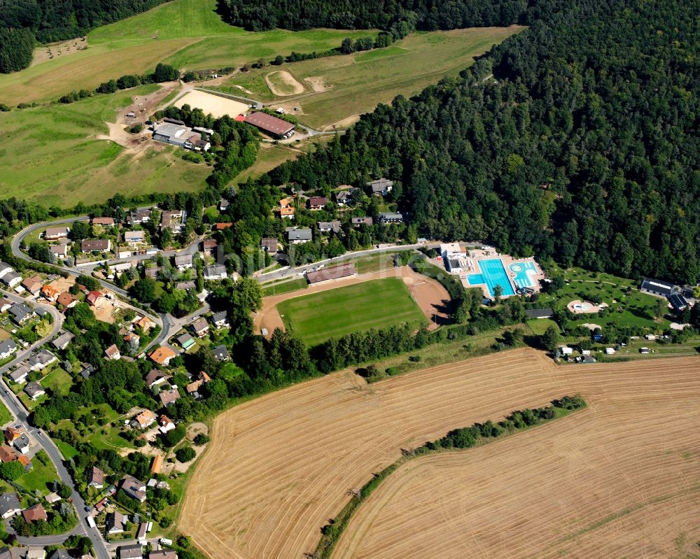 Michelstadt aus der Vogelperspektive: Dorf - Ansicht am Rande Waldgebieten in Michelstadt im Bundesland Hessen, Deutschland