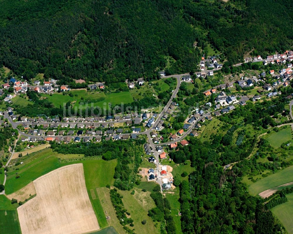 Luftaufnahme Mittelbollenbach - Dorf - Ansicht am Rande Waldgebieten in Mittelbollenbach im Bundesland Rheinland-Pfalz, Deutschland