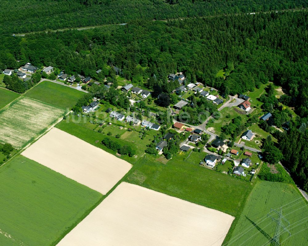 Nenzhäuserhof aus der Vogelperspektive: Dorf - Ansicht am Rande von Waldgebieten in Nenzhäuserhof im Bundesland Rheinland-Pfalz, Deutschland