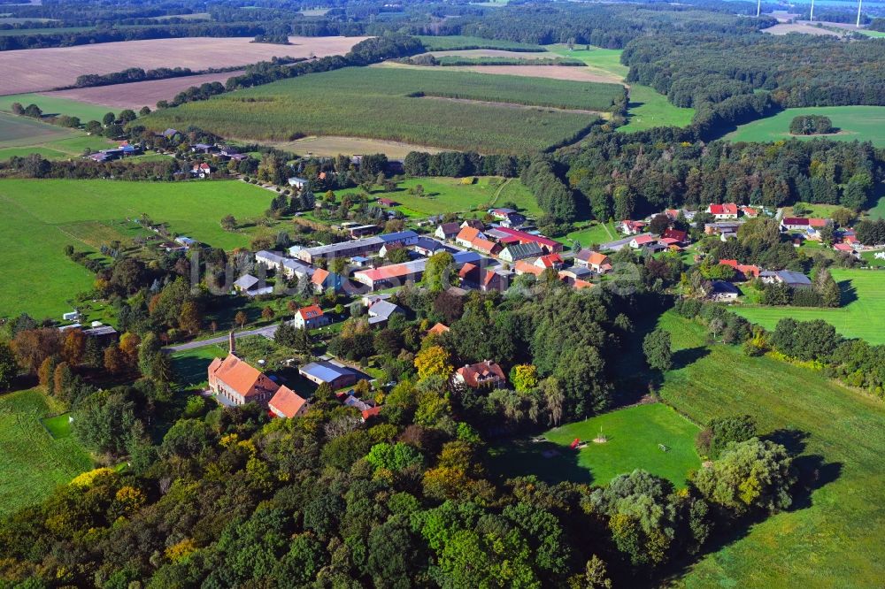 Nettelbeck aus der Vogelperspektive: Dorf - Ansicht am Rande Waldgebieten in Nettelbeck im Bundesland Brandenburg, Deutschland