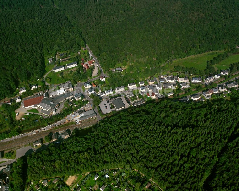 Neuclausnitz aus der Vogelperspektive: Dorf - Ansicht am Rande Waldgebieten in Neuclausnitz im Bundesland Sachsen, Deutschland