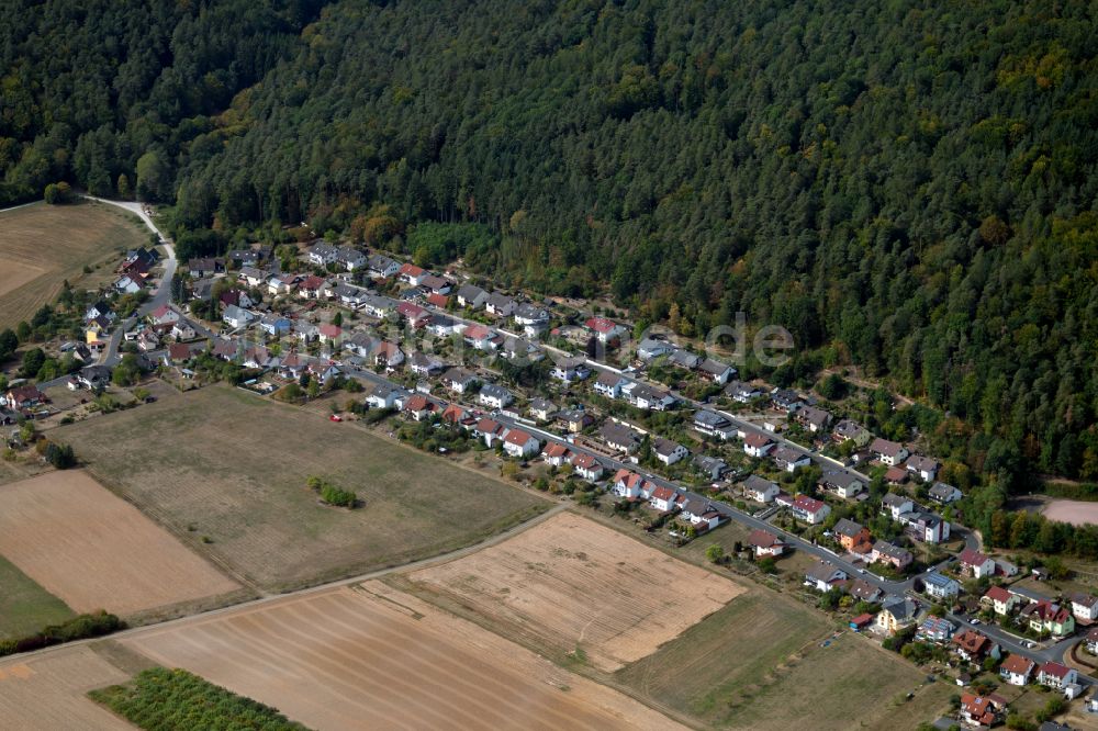 Neuendorf aus der Vogelperspektive: Dorf - Ansicht am Rande von Waldgebieten in Neuendorf im Bundesland Bayern, Deutschland