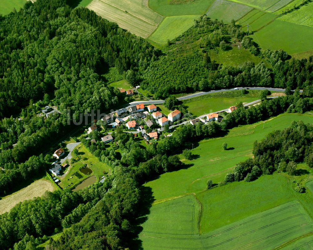 Neuenreuth aus der Vogelperspektive: Dorf - Ansicht am Rande von Waldgebieten in Neuenreuth im Bundesland Bayern, Deutschland