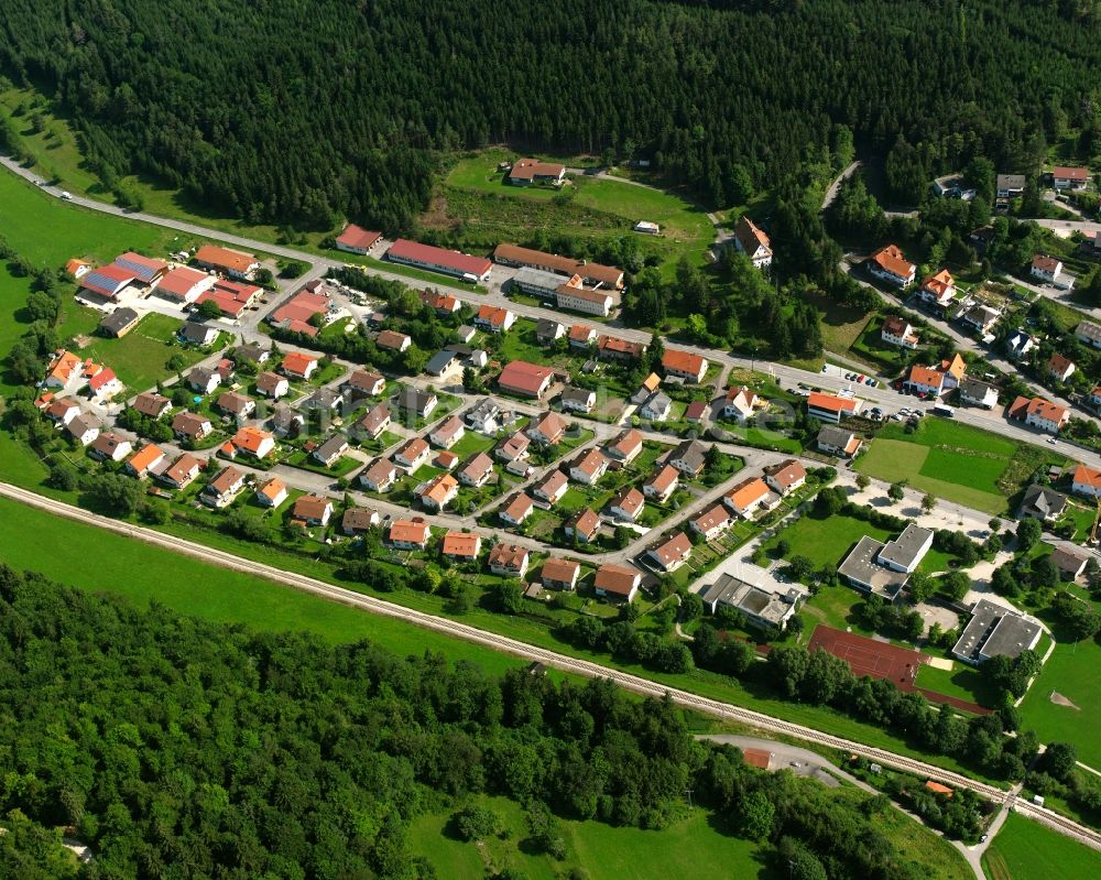 Neufra von oben - Dorf - Ansicht am Rande Waldgebieten in Neufra im Bundesland Baden-Württemberg, Deutschland