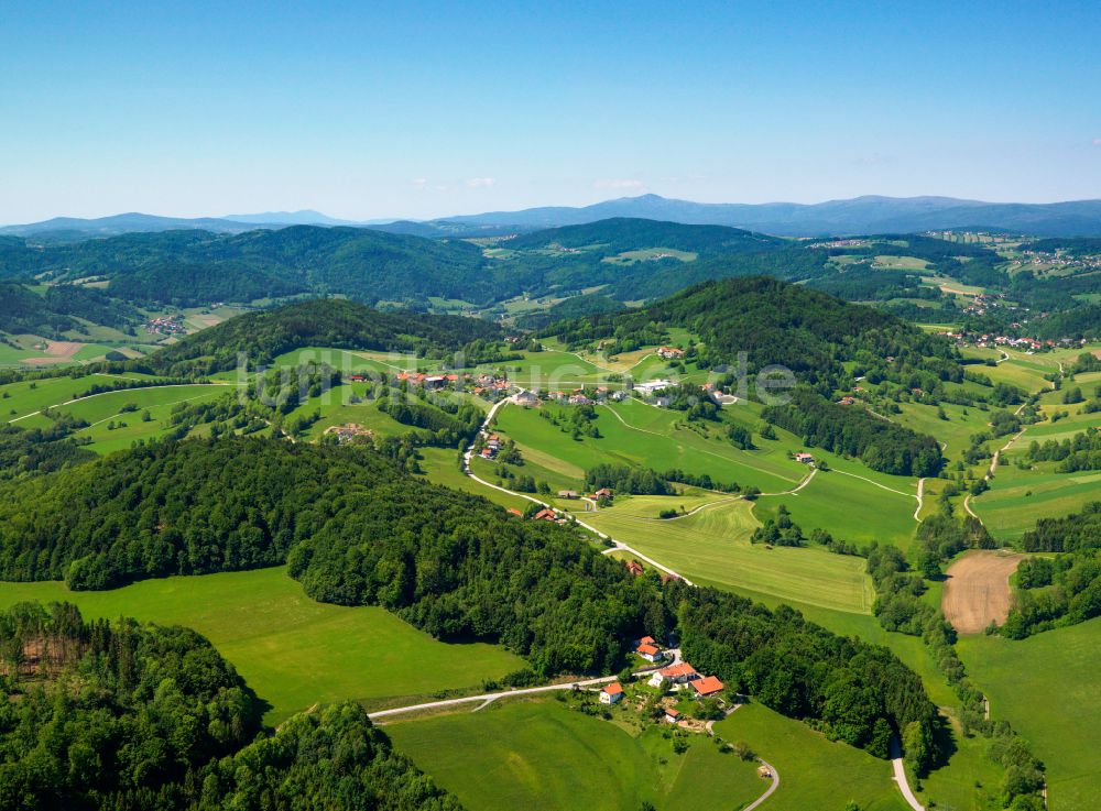 Neureut aus der Vogelperspektive: Dorf - Ansicht am Rande von Waldgebieten in Neureut im Bundesland Bayern, Deutschland