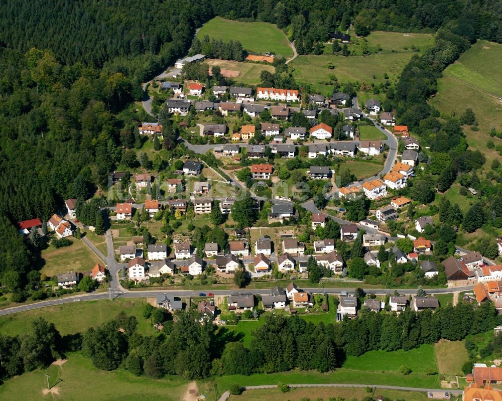 Nieder-Kinzig von oben - Dorf - Ansicht am Rande Waldgebieten in Nieder-Kinzig im Bundesland Hessen, Deutschland