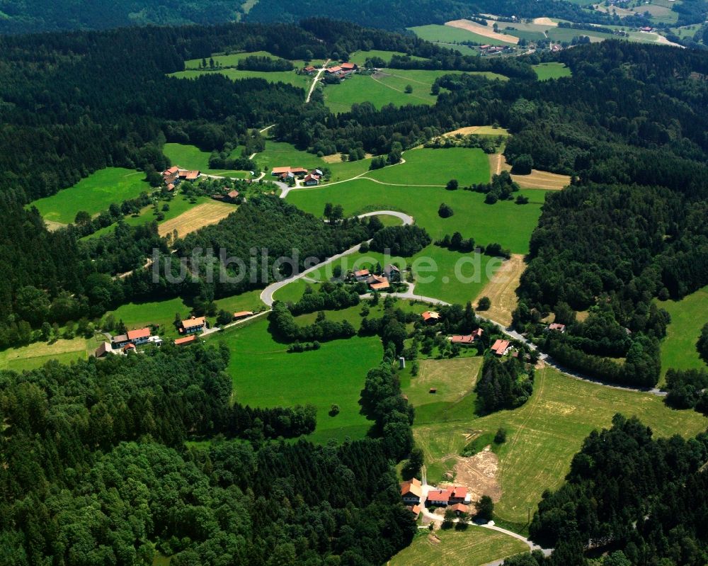 Niederhofen von oben - Dorf - Ansicht am Rande Waldgebieten in Niederhofen im Bundesland Bayern, Deutschland