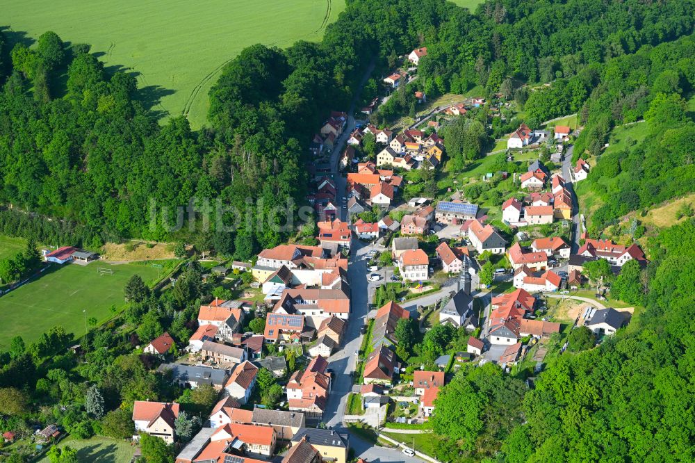 Niederkrossen von oben - Dorf - Ansicht am Rande von Waldgebieten in Niederkrossen im Bundesland Thüringen, Deutschland