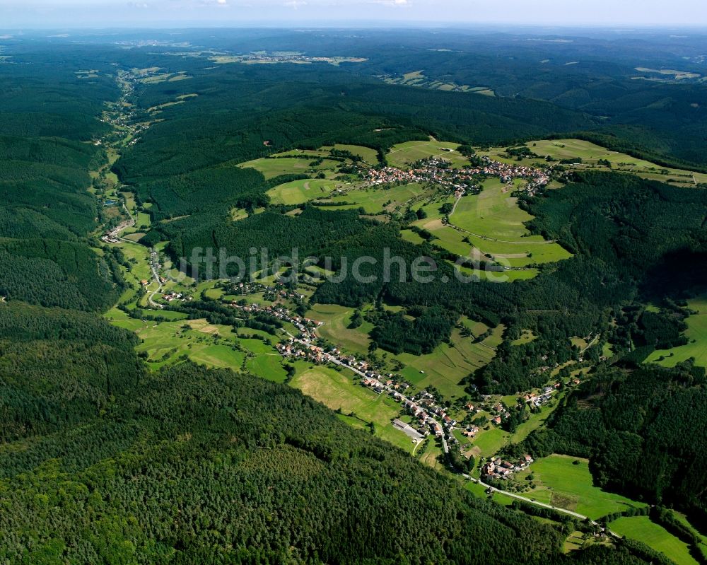 Ober-Hainbrunn aus der Vogelperspektive: Dorf - Ansicht am Rande Waldgebieten in Ober-Hainbrunn im Bundesland Hessen, Deutschland