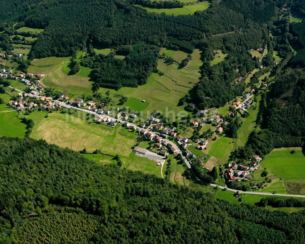 Luftaufnahme Ober-Hainbrunn - Dorf - Ansicht am Rande Waldgebieten in Ober-Hainbrunn im Bundesland Hessen, Deutschland