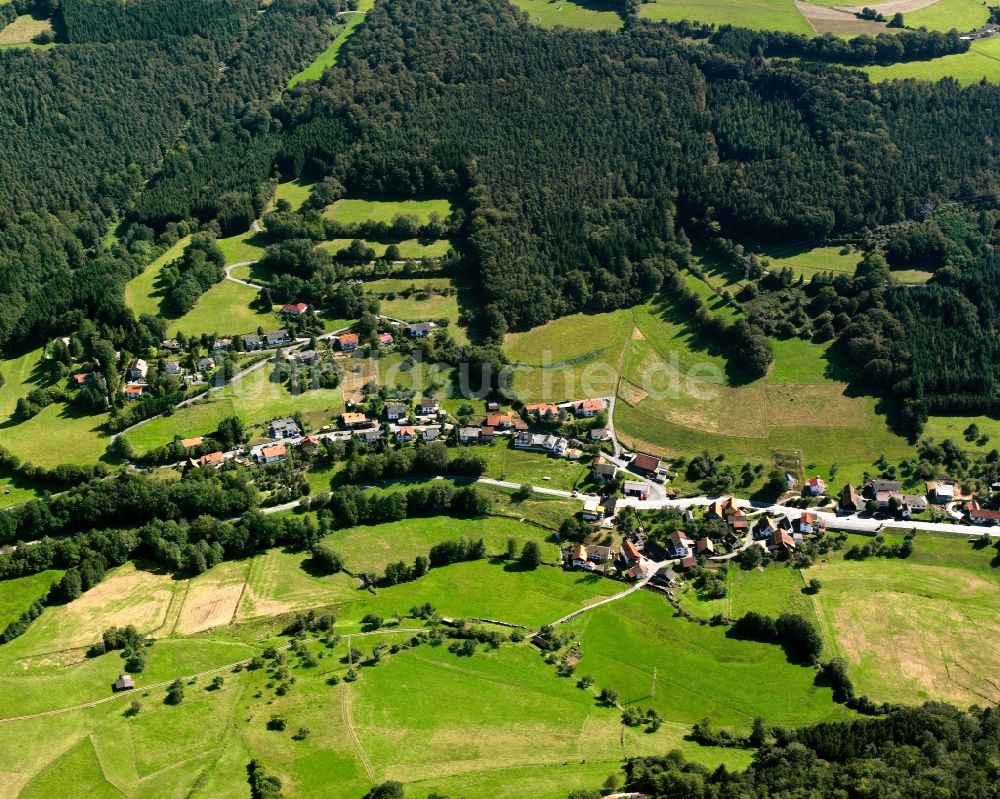 Ober-Hainbrunn von oben - Dorf - Ansicht am Rande Waldgebieten in Ober-Hainbrunn im Bundesland Hessen, Deutschland