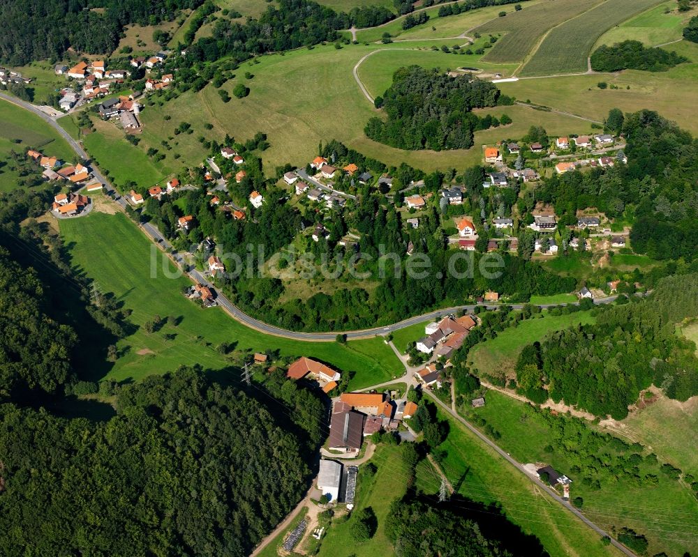 Luftaufnahme Ober-Kainsbach - Dorf - Ansicht am Rande Waldgebieten in Ober-Kainsbach im Bundesland Hessen, Deutschland