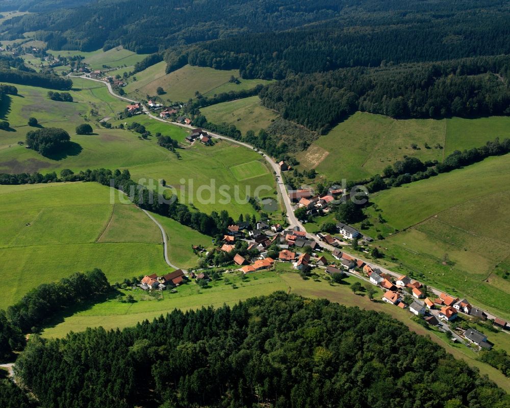 Luftaufnahme Ober-Sensbach - Dorf - Ansicht am Rande Waldgebieten in Ober-Sensbach im Bundesland Hessen, Deutschland