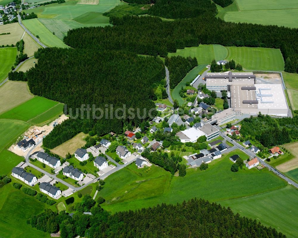 Ochsenbrunn-Bärenbrunn von oben - Dorf - Ansicht am Rande von Waldgebieten in Ochsenbrunn-Bärenbrunn im Bundesland Bayern, Deutschland