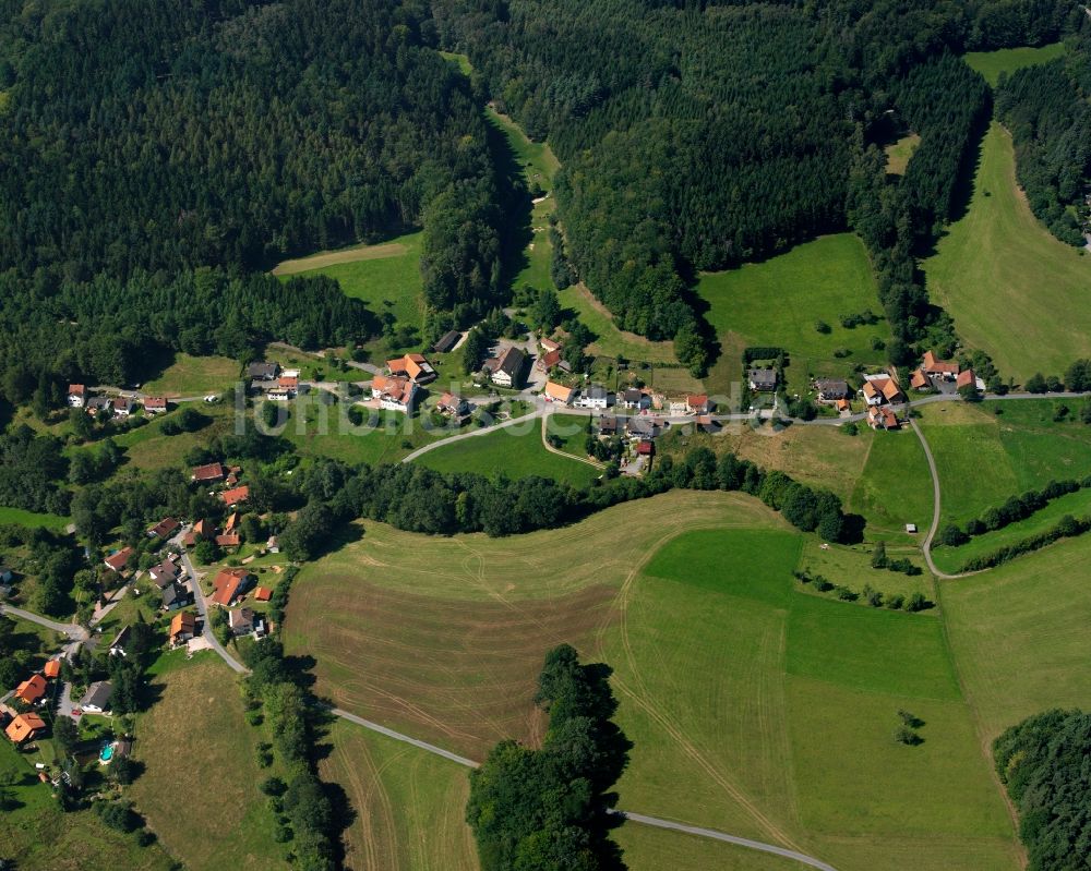 Olfen aus der Vogelperspektive: Dorf - Ansicht am Rande Waldgebieten in Olfen im Bundesland Hessen, Deutschland