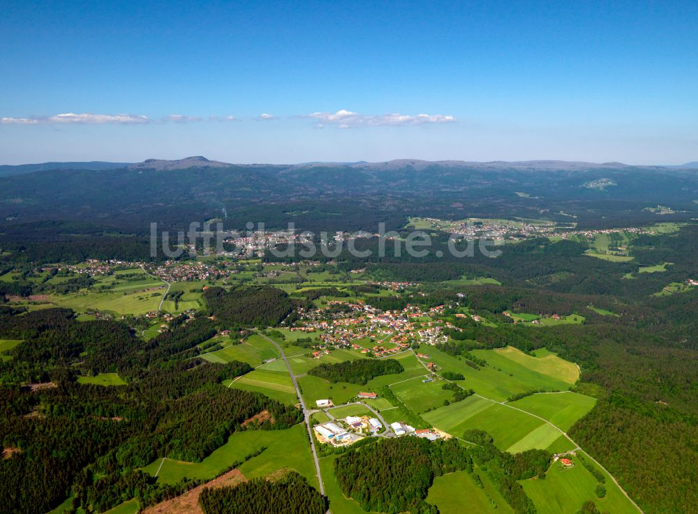 Palmberg aus der Vogelperspektive: Dorf - Ansicht am Rande von Waldgebieten in Palmberg im Bundesland Bayern, Deutschland