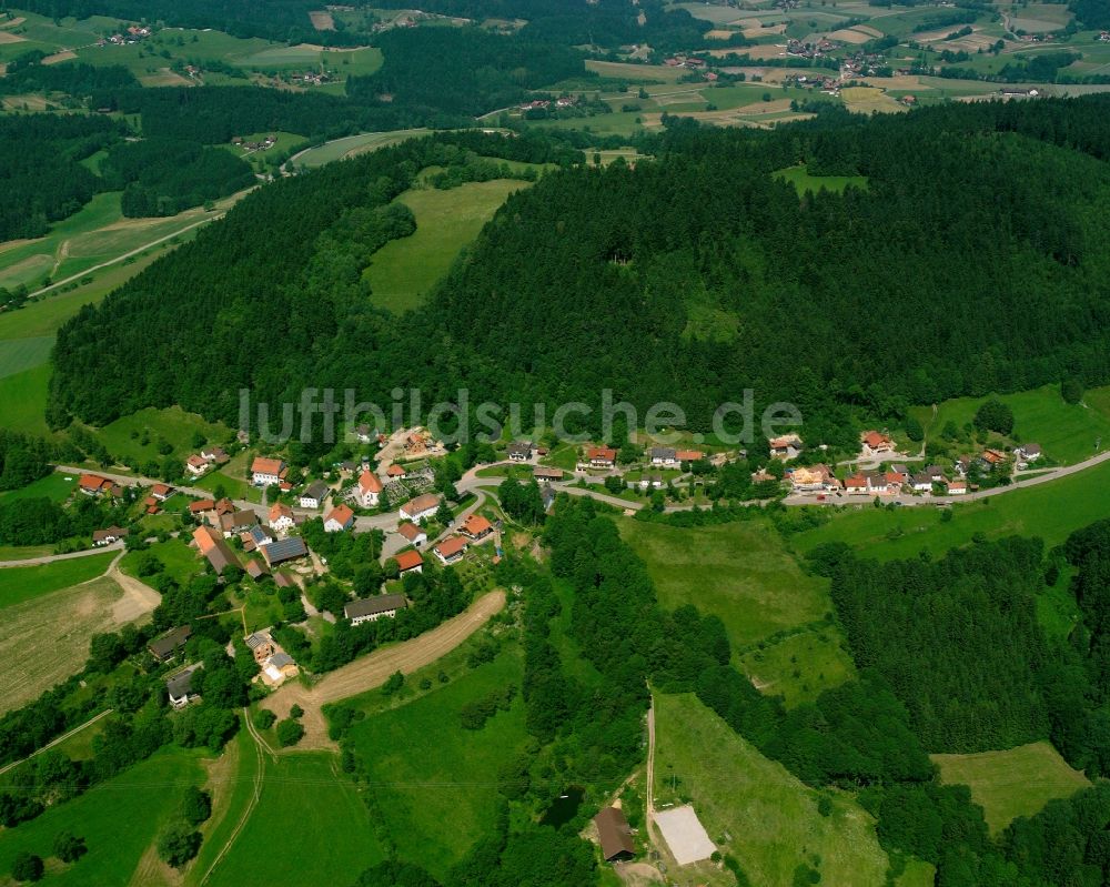 Perasdorf von oben - Dorf - Ansicht am Rande Waldgebieten in Perasdorf im Bundesland Bayern, Deutschland