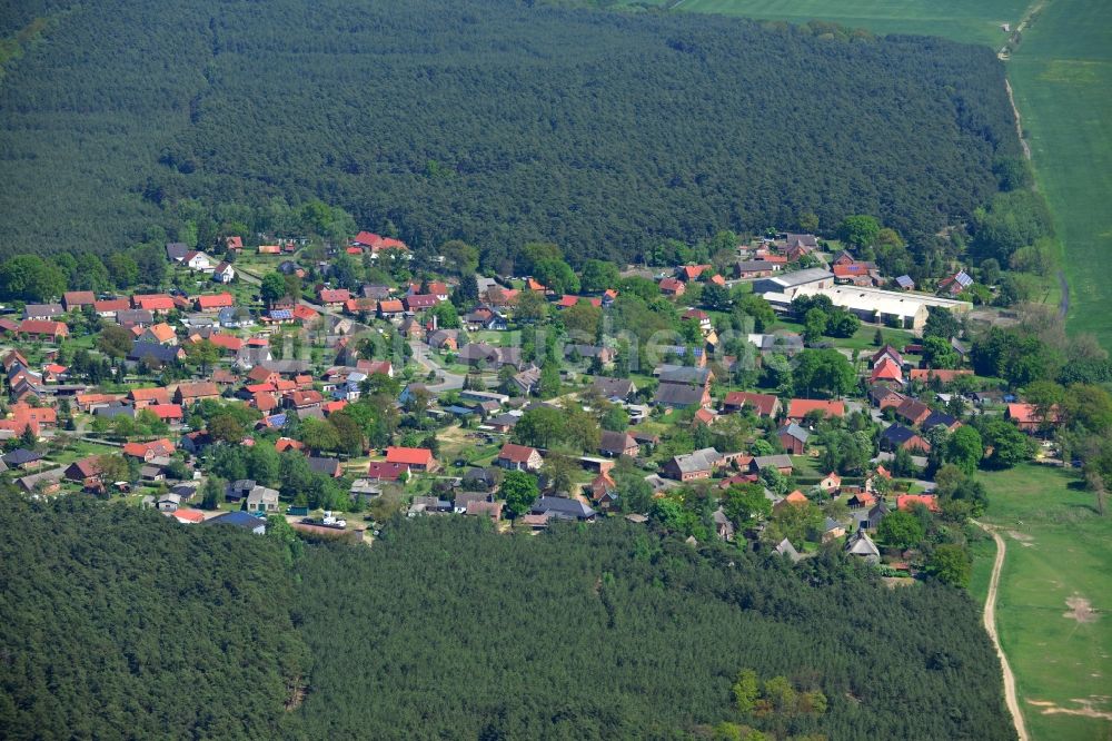 Luftaufnahme Polz - Dorf - Ansicht am Rande Waldgebieten in Polz im Bundesland Mecklenburg-Vorpommern, Deutschland