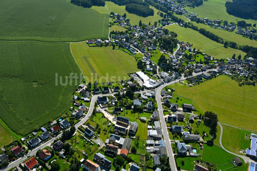 Rebesgrün von oben - Dorf - Ansicht am Rande von Waldgebieten in Rebesgrün im Bundesland Sachsen, Deutschland