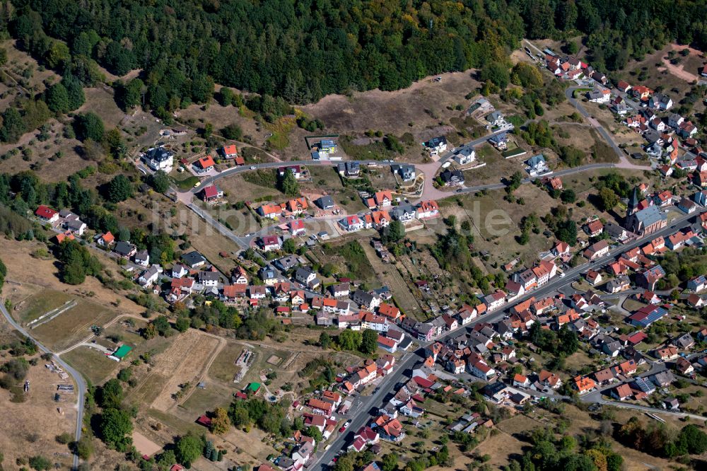 Rechtenbach aus der Vogelperspektive: Dorf - Ansicht am Rande von Waldgebieten in Rechtenbach im Bundesland Bayern, Deutschland