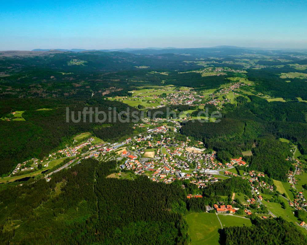 Luftaufnahme Riedlhütte - Dorf - Ansicht am Rande von Waldgebieten in Riedlhütte im Bundesland Bayern, Deutschland