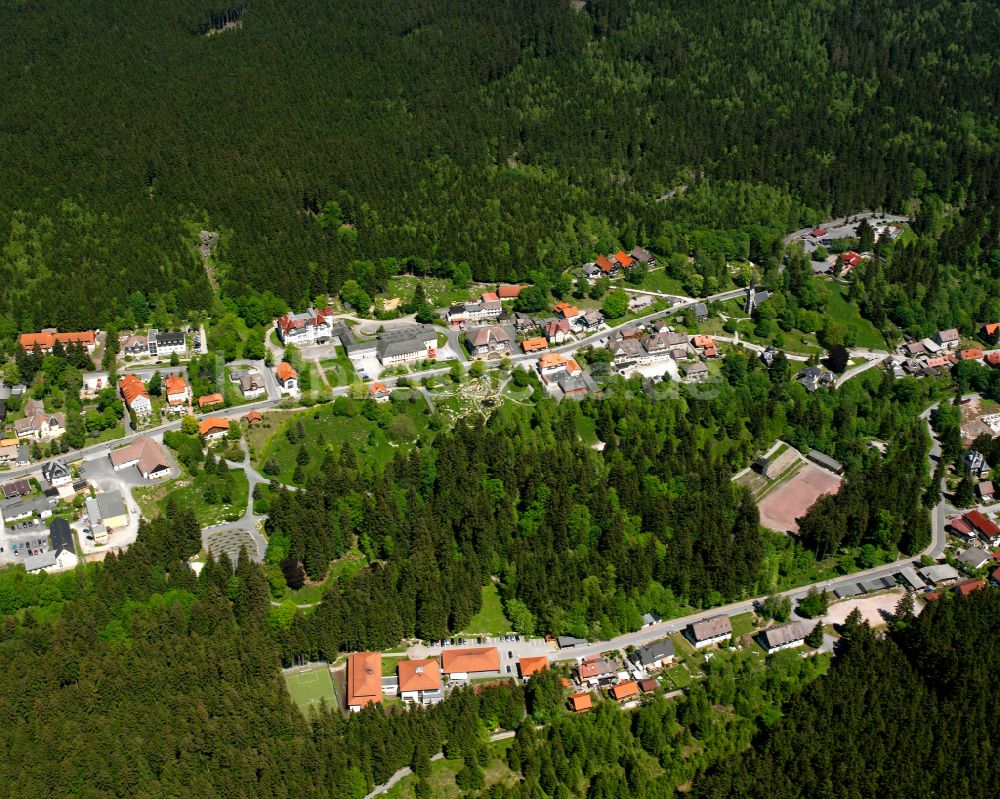 Schierke aus der Vogelperspektive: Dorf - Ansicht am Rande von Waldgebieten in Schierke im Bundesland Sachsen-Anhalt, Deutschland