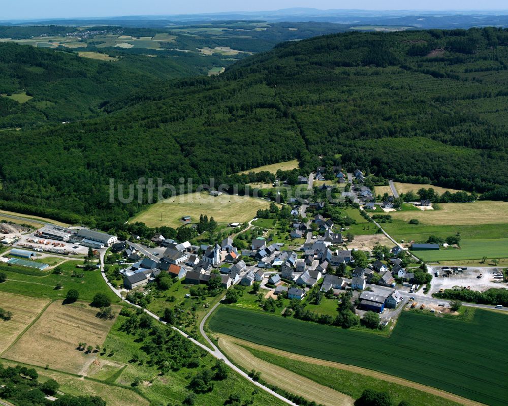 Schlierschied von oben - Dorf - Ansicht am Rande von Waldgebieten in Schlierschied im Bundesland Rheinland-Pfalz, Deutschland